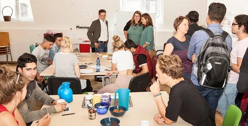 Senatorin Stahmann (Mitte) besucht das Beratungs- und Begegnungszentrum für junge Geflüchtete