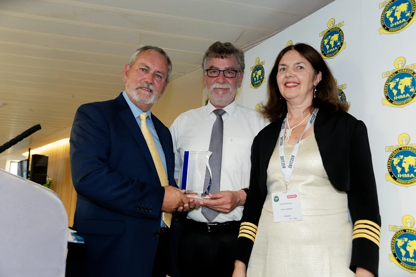Auszeichnung in London: Kapitän Kevin Richardson (Präsident IHMA), Preisträger Kapitän Andreas Mai, Kapitänin Carita Rönnqvist (IHMA Jury)