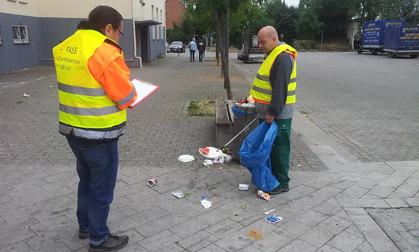 Auch beim Quartierservice der Gröpelinger Recycling Initiative Bremen e. V. sorgen PASS-Teilnehmer für Sauberkeit