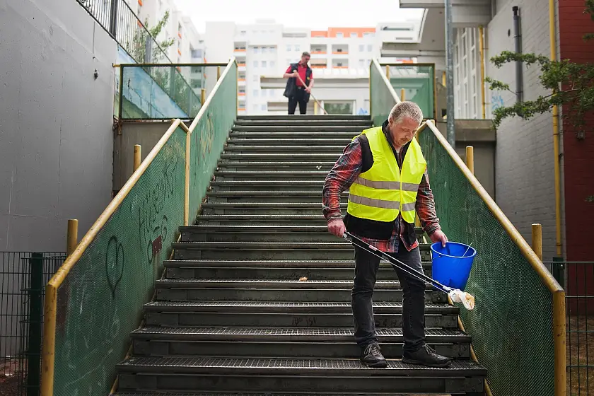 Förderwerk Concierge: Zwei PASS-Teilnehmer, die im Rahmen eines Kooperationsprojektes zwischen der Förderwerk Bremen GmbH und der Gewoba Concierge-Dienste erbringen