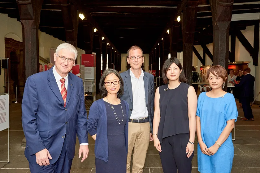 Prof. Hansjörg Dittus (DLR-Vorstand für Raumfahrtforschung und –technologie), Dr. Tra-Mi Ho (Projektleiterin MASCOT beim DLR, Martin Günthner, Senator für Wirtschaft, Arbeit und Häfen, Momoka Isa (JAXA Public Affairs) und Fuki Taniguchi (JAXA Büro Paris) freuen sich über den Auftakt der DLR-Ausstellung zur Hayabusa2.