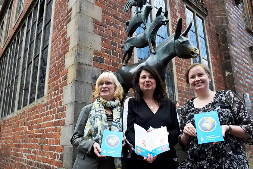 Bremer Stadtmusikanten als Botschafter für Fairness - Vorstellung der Broschüre  in Leichter Sprache: "17 Ziele für eine bessere Welt"
