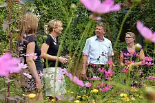Anja Wirthmann und Birgit Wendelken führen Senator Lohse und Diana Wehlau vom Umweltressort über das Gelände
