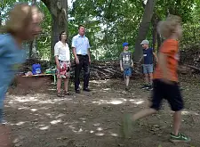 Christine Cramm vom BUND stellt in der Kinderwildnis das Umweltbildungsprogramm für Kinder vor