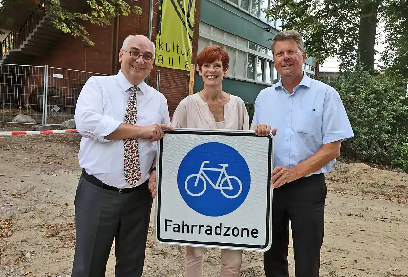 André Vater, Vorstandsvorsitzender der Bremer Heimstiftung, Sabine Schöbel, Hausleiterin des Stiftungsdorfs Ellener und Hof, und Joachim Lohse, Senator für Umwelt, Bau und Verkehr, auf der Baustelle Ellener Hof, wo künftig auch ein Fahrradquartier entstehen soll.
