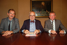 Dr. Johann Bizer, Henning Lühr und Dr. Stephan Klein (v.l.n.r.) bei der Unterzeichnung der Vereinbarung