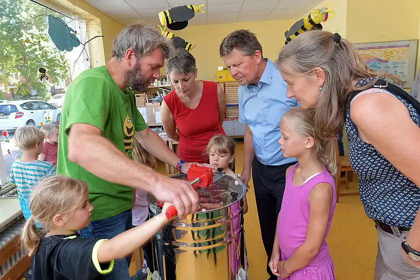 Kleine Imker in Aktion: Im Kindergarten Fidibus wird der Honig des kindergarteneigenen Bienenvolkes selbst geschleudert