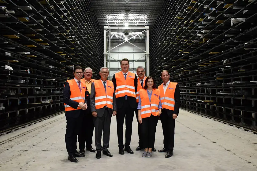 Die Besuchergruppe im Hochregallager von AMCO (v.l.n.r.): Jan Hendrik Schmidt, Uwe Weiß, Bürgermeister Carsten Sieling, Maximilian Krämer, Andreas Heyer, Carolin Rambert (AMCO-Marketing) und Jan Dünzelmann