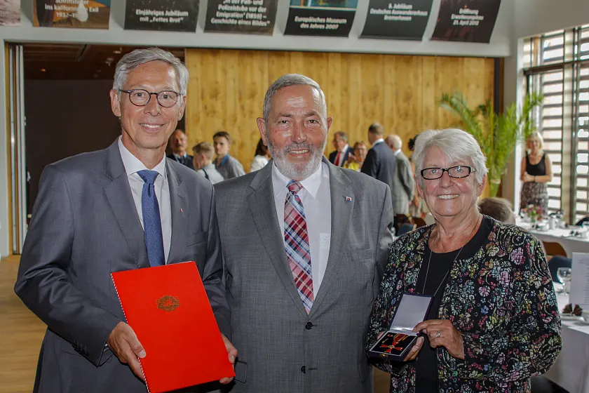 Dieter Wilhelmi (Mitte) mit Bürgermeister Carsten Sieling und Stadtverordnetenvorsteherin Brigitte Lückert