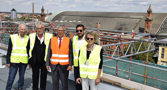 Auf dem Dach von City Gate in rund 30 Metern Höhe - im Hintergrund der fast 130 Jahre alte Bremer Hauptbahnhof: Bürgermeister Carsten Sieling (Bildmitte) mit Susanne Freye, Ulf Wachholtz, Prof. Max Dudler sowie Uwe A. Nullmeyer, von der Aufbaugemeinschaft Bremen e.V. und Forum für Stadtentwicklung und Regionalplanung (v.r.). Nullmeyer und Justus Wohltmann von der Justus Wohltmann OHG begleiten das Bauprojekt laut Projektentwickler seit Beginn und engagieren sich dafür ehrenamtlich., jpg, 122.9 KB