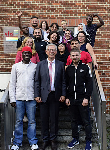 Bürgermeister Sieling (Mitte) mit den Teilnehmerinnen und Teilnehmern des Deutschkurses