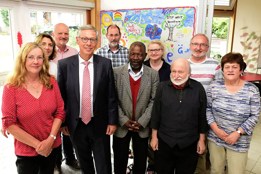 Bürgermeister Sieling (3. von li.), Ortsamtsleiterin Ulrike Pala, Astrid Gallinger (GTP), Helmut Zachau (GTP), Rainer Possitt (GTP), Adedipo Ogunyena (Beirat Gröpelingen), Wilma Warbel (GTP), Raimund Gaebelein (stellv. Beiratssprecher), Rolf Vogelsang und Barbara Wulff (Beiratssprecherin) (von li.)