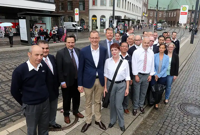 Senator Martin Günthner und Senator Dr. Joachim Lohse mit den Verantwortlichen der BSAG und den ersten mobilen Service-Mitarbeitenden