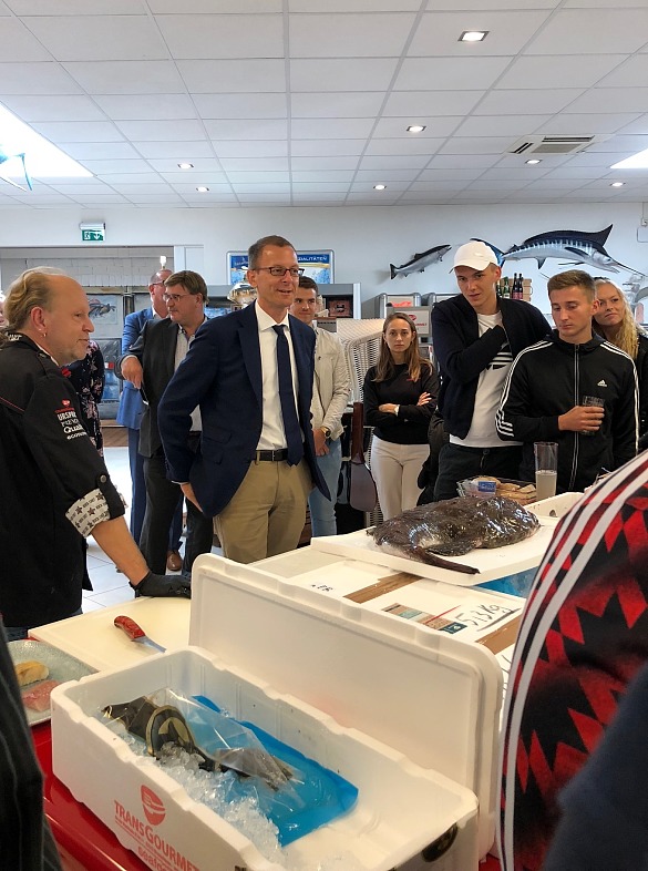 Martin Günthner, Senator für Wirtschaft, Arbeit und Häfen, beim Betriebsrundgang bei der Transgourmet Seafood in Bremerhaven, hier im Gespräch mit Auszubildenden