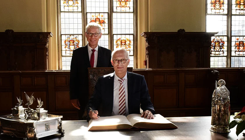 Eintrag in das Goldene Buch der Freien Hansestadt Bremen: Hamburgs Erster Bürgermeister Peter Tschentscher und Bürgermeister Carsten Sieling