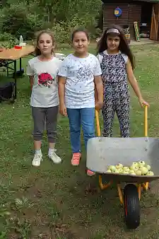 Unermüdliche Gartenhelferinnen mit viel Spaß an ihren Aufgaben