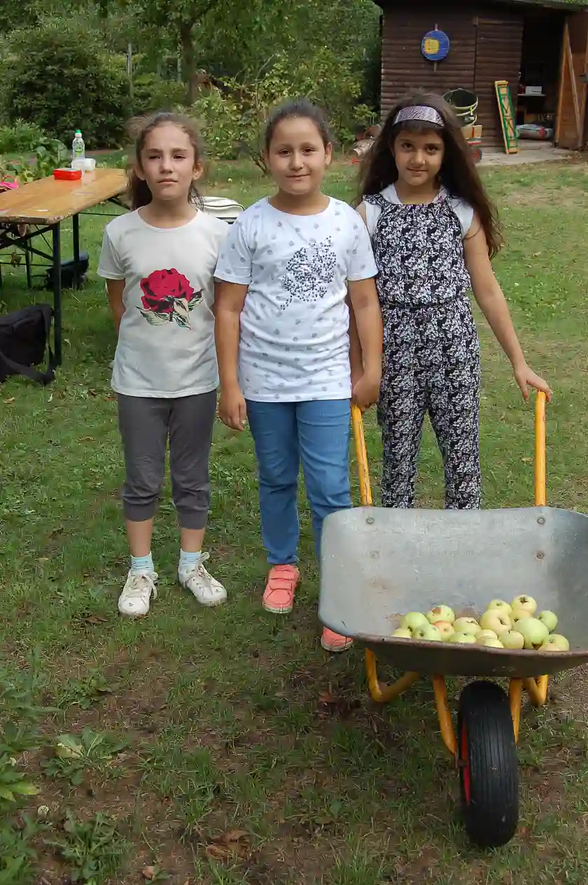Unermüdliche Gartenhelferinnen mit viel Spaß an ihren Aufgaben