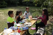 Frisch gegrillte Würstchen und Äpfel direkt vom Baum schmecken besonders gut