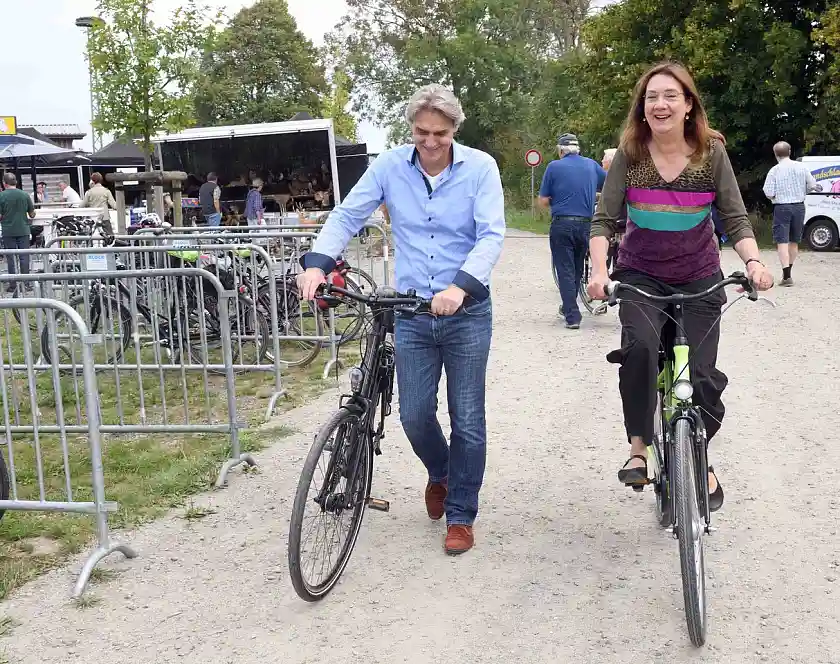 Senatorin Linnert und bremenports-Geschäftsführer Robert Howe beim Fahrradtag auf der Luneplate