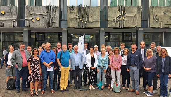 Das Bild zeigt die Teilnehmerinnen und Teilnehmer der heutigen Erasmus-Anhörung vor dem Haus der Bürgerschaft auf dem Bremer Marktplatz