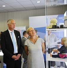 Uwe Saalmann von der Bundesnetzagentur, Marktüberwachung, Außenstelle Dortmund, und Senatorin Eva Quante-Brandt nach der Ausstellungseröffnung