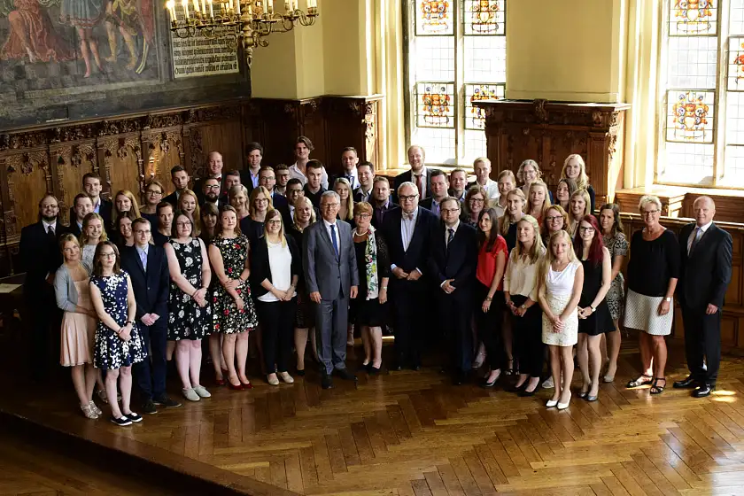 Gruppenfoto mit Bürgermeister