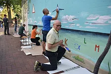 Statt mit der Unterwelt beschäftigte sich gestern Innensenator Mäurer mit der Unterwasserwelt des neuen Wandbildes