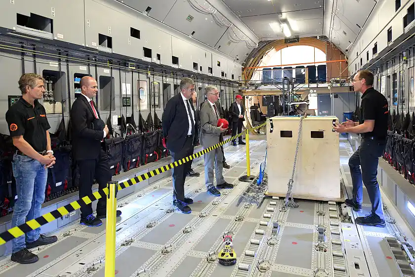 Blick in den Testrumpf für das A400M-Frachtladesystem bei Airbus in Bremen mit Bürgermeister Dr. Carsten Sieling (4. v. l.)