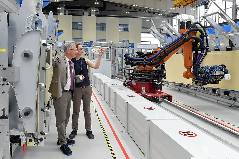 Andrea Schünemann, Airbus-Expertin für Automatisierung, erläutert Bürgermeister Dr. Carsten Sieling den Bohrroboter für A330- und A350-Landeklappen bei Airbus in Bremen