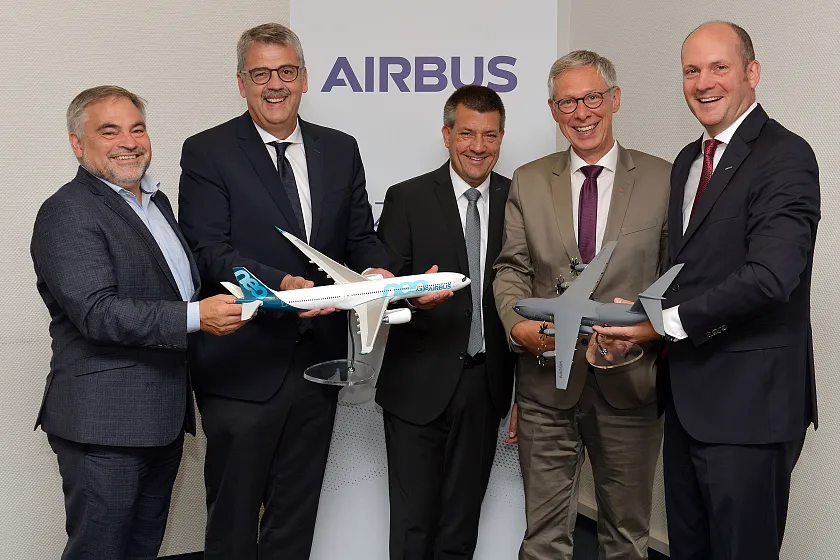 Von links: Hans-Georg Tschupke (Abteilungsleiter Industrie, Innovation, Digitalisierung beim Senator für Wirtschaft, Arbeit und Häfen), Andreas Heyer (Geschäftsführer der Wirtschaftsförderung Bremen), Dr. André Walter (Standortleiter von Airbus Commercial Aircraft in Bremen), Bürgermeister Dr. Carsten Sieling und Dr. Jens Franzeck (A400M-Standortleiter von Airbus Defence and Space in Bremen)