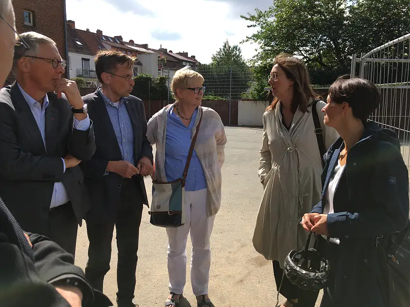 Carsten Sieling (l.) Karoline Linnert (2.v.r.) und Claudia Bogedan (r.) im intensiven Gespräch mit der Schulleitung in Findorff, Uwe Lütjen (2.v.l.) und Birgit Kiesche (Mitte)