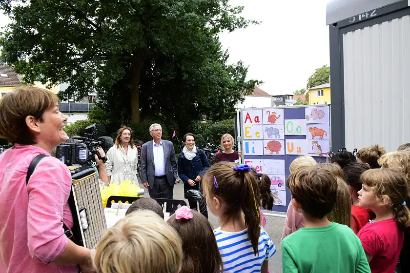 „Alle Kinder lernen lesen“ – ein Ständchen für die Besucher des neuen Mobilbaus.
