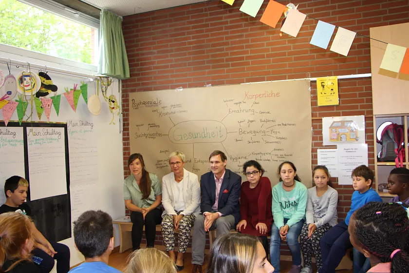 v.l. Katharina Nussbaum, Senatorin Eva Quante-Brandt, Sören Schmidt-Bodenstein (TK) mit Schülerinnen und Schülern