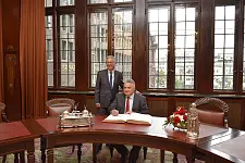 Eintrag in das Goldende Buch - Botschafter Jeremy Issacharoff und Bürgermeister Dr. Carsten Sieling