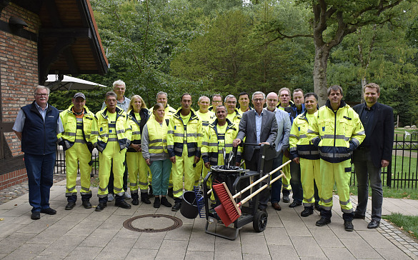 Engagiert für mehr Sauberkeit: Das Umweltwächter-Team mit Bürgermeister Carsten Sieling und Ortsamtsleitern Florian Boehlke und Peter Nowack