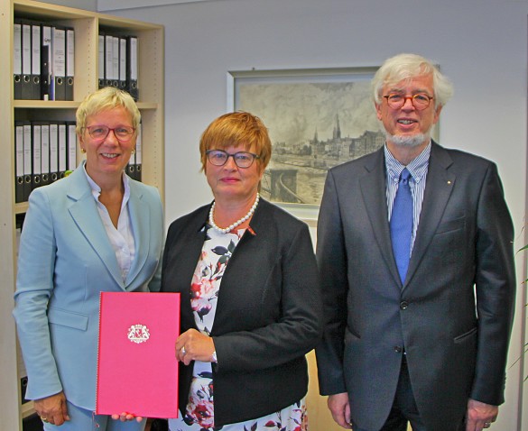 Senatorin Quante-Brandt und Staatsrat Gerd-Rüdiger Kück mit Rektorin Luckey (Mitte)