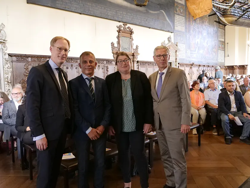 Edmond Ademie, der Minister für Diaspora der Republik Mazedonien (2.vl.), nahm an der Eröffnung der 6. Integrationswoche in der Oberen Rathaushalle teil; genau wie Cornelius Neumann-Redlin (li.), dem Geschäftsführer der Unternehmerverbände im Land Bremen, die die Integrationswoche unterstützen. Im Bundesland Bremen leben ca. 5000 Menschen mit mazedonischen Wurzeln.