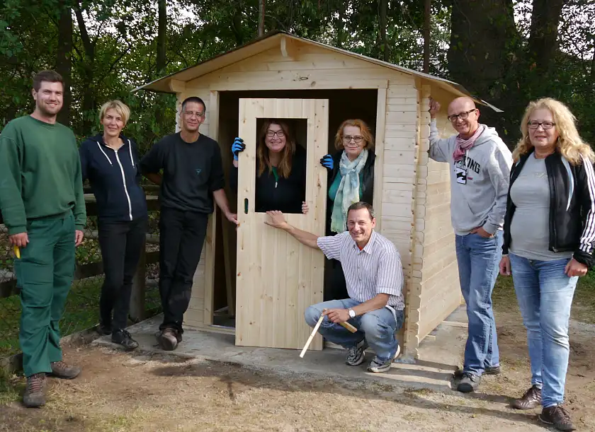 Senatorin Stahmann (Mitte) im Kreise ihrer Mitarbeiterinnen und Mitarbeiter beim Day of Caring; von links: David Dahms, Mitarbeiter der Hans-Wendt-Stiftung, Dr. Petra Kodré (Leiterin der  Abteilung Soziales), Dr. Martin Wind (Leiter der Abteilung Zentrale Dienste), Senatorin Stahmann, Monika Frank (Leiterin der Abteilung Junge Menschen und Familie), Pressesprecher Bernd Schneider, Frank Nerz (Leiter Amt für  Soziale Dienste), und Barbara Hellbach (Bunds-/Länderangelegenheiten der Kinder- und Jugendhilfe)