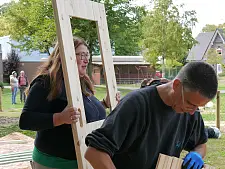 Senatorin Stahmann und Dr. Martin Wind bei den Holzarbeiten zum Bau des Hühnerhauses