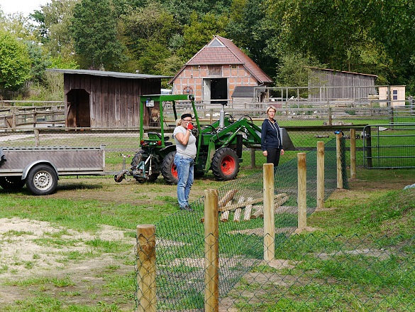Barbara Hellbach und  Dr. Petra Kodré vor dem neu errichteten Zaun auf dem Gelände der Kinder- und Jugendfarm