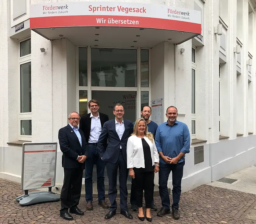 Senator Martin Günthner, Heiko Dornstedt, Ortsamtsleiter Vegesack, Jürgen Stanek, Betriebsleiter Sprinter Vegesack, Kai Hausen, Geschäftsführer bras e. V., mit zwei Teilnehmenden des Projektes „Sprinter Vegesack“