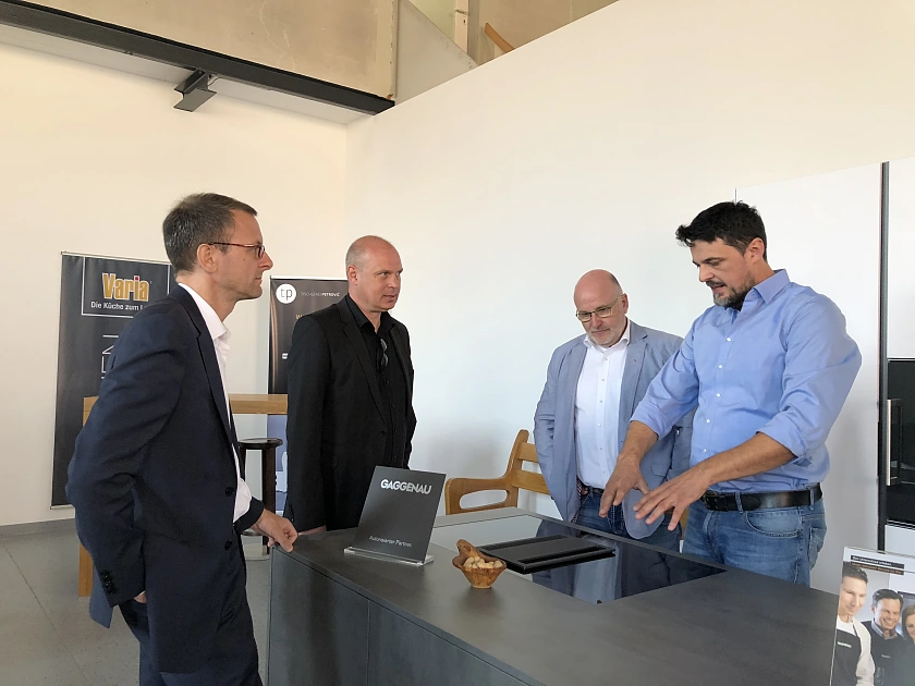 Martin Günthner, Senator für Wirtschaft, Arbeit und Häfen, Volker Ballhausen, WFB Wirtschaftsförderung Bremen GmbH, Peter Nowack, Leiter des Ortsamtes Blumenthal (v. l.), zu Besuch bei Ron Petrovic in seiner Tischlerei auf dem Gelände der Bremer Wollkämmerei