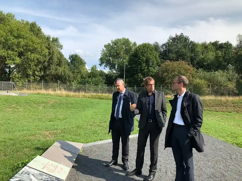 Senator Martin Günthner und Andreas Heyer, Geschäftsführer der WFB Wirtschaftsförderung Bremen GmbH, mit Projektleiter Herrn Dr. Marcus Meyer von der Landeszentrale für politische Bildung vor dem Denkort Bunker Valentin