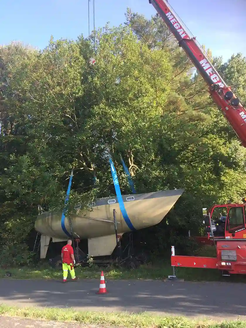 An den Haken genommen: Erste Boote werden aus dem öffentlichen Straßenraum entfernt