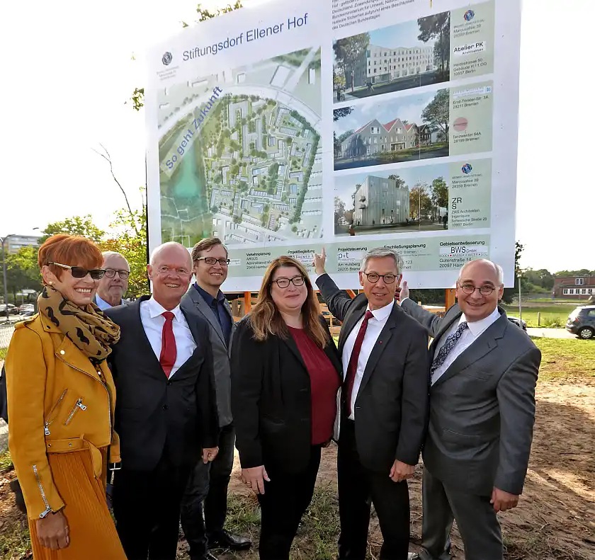 Läuteten gemeinsam mit der Enthüllung des Bauschildes den Baubeginn auf dem Gelände des Stiftungsdorfes Ellener Hof ein: (v. l.) Sabine Schöbel, Leiterin im Stiftungsdorf Ellener Hof, Wolfgang Haase, Beiratssprecher in Osterholz, Alexander Künzel, Seniorvorstand der Bremer Heimstiftung, Jens Deutschendorf, Staatsrat beim Senator für Umwelt, Bau und Verkehr, Anja Stahmann, Senatorin für Soziales, Jugend, Frauen, Integration und Sport, Bremens Bürgermeister Dr. Carsten Sieling und André Vater, Vorstandsvorsitzender der Bremer Heimstiftung. 