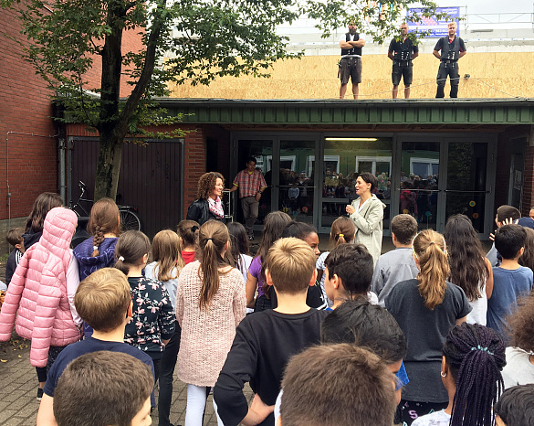 Alle Kinder der Grundschule an der Delfter Straße tummelten sich zum Richtfest der neuen Mensa auf dem Schulhof. Senatorin Bogedan freut sich über die Mensa, unterschlug aber auch nicht  die hohen Belastungen für das Kollegium, die Kinder und die Schulleiterin Frauke Brandt. 