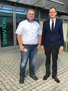 Martin Günthner, Senator für Wirtschaft, Arbeit und Häfen mit Benjamin Schmidt, Produktionsleiter der Senvion GmbH