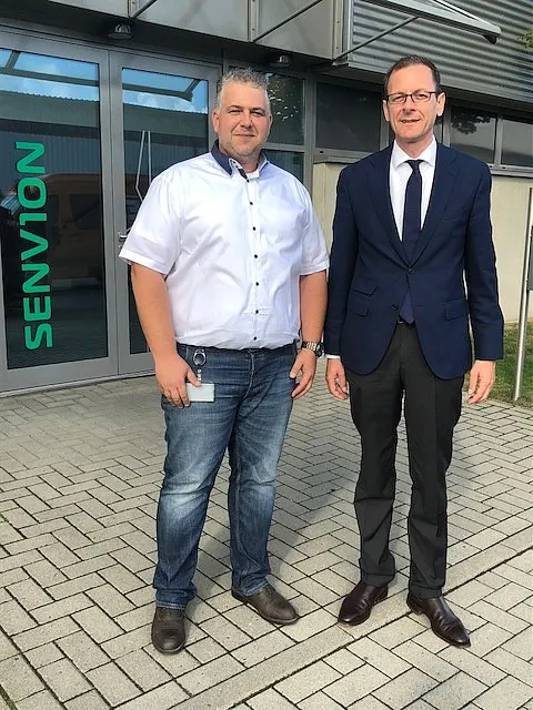 Martin Günthner, Senator für Wirtschaft, Arbeit und Häfen mit Benjamin Schmidt, Produktionsleiter der Senvion GmbH