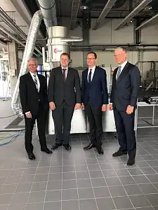 Senator Martin Günthner zusammen mit den Geschäftsführern Dr. Bruno Kaesler und Heiko Busse und dem Leiter des Bereiches Forschung und Entwicklung Dr. Heiko Dietz der Kaesler Nutrition GmbH