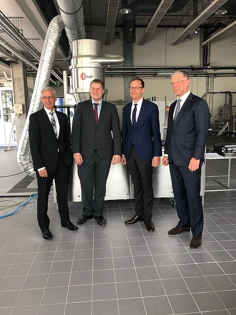 Senator Martin Günthner zusammen mit den Geschäftsführern Dr. Bruno Kaesler und Heiko Busse und dem Leiter des Bereiches Forschung und Entwicklung Dr. Heiko Dietz der Kaesler Nutrition GmbH
